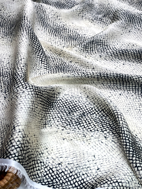Tissu De Satin De Polyester d'Impression De Digital De Peau De Serpent 85gsm Pour Robes Pyjamas