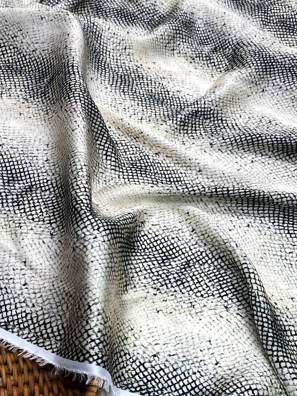 Tissu De Satin De Polyester d'Impression De Digital De Peau De Serpent 85gsm Pour Robes Pyjamas