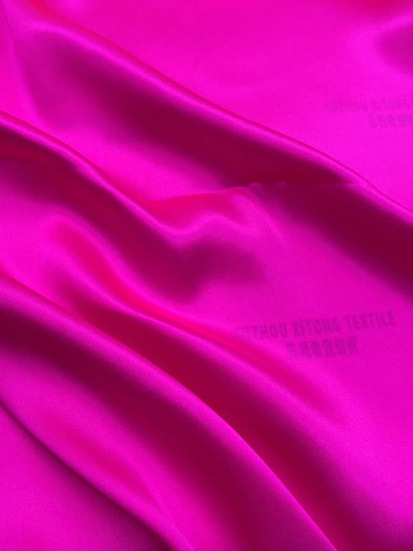 Tissu Charmeuse en soie pure fuchsia brillant par cour en stock pour écharpe et pyjamas