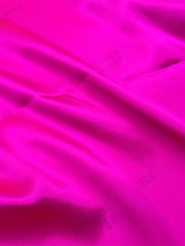 Tissu Charmeuse en soie pure fuchsia brillant par cour en stock pour écharpe et pyjamas