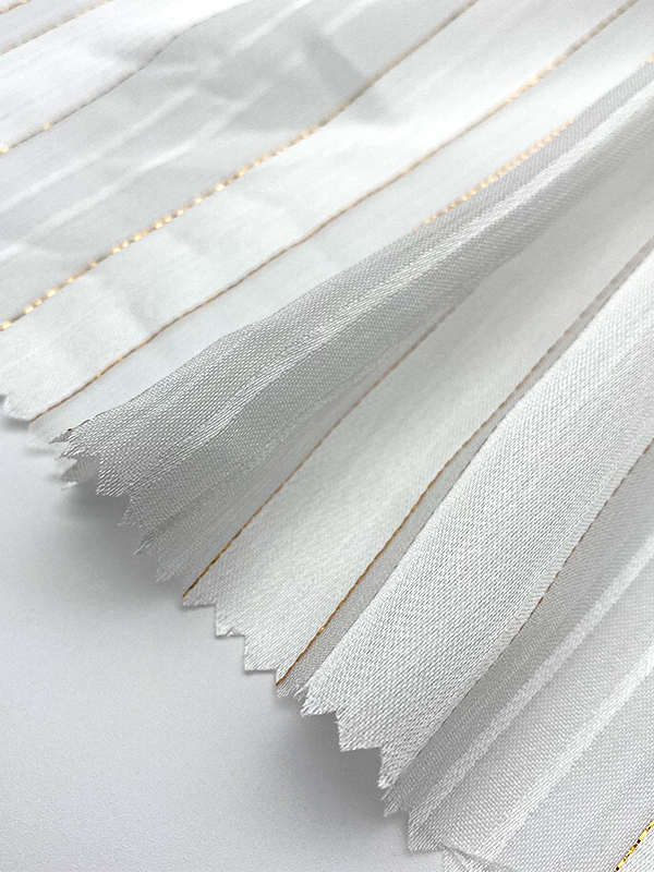 Le tissu en mousseline de soie blanche raffinée à rayures dorées en Polyester peut être utilisé pour l'impression numérique pour le tissu de robe d'été pour femmes